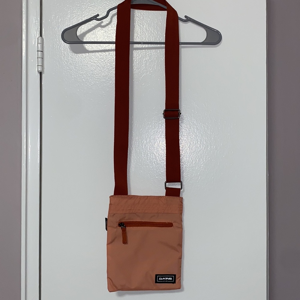 NEW Dakine sporty cross body bag.‎ - Picture 3 of 4